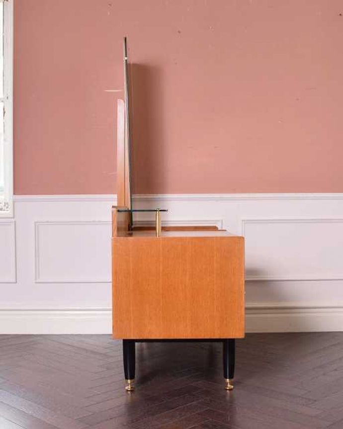 G-PLANのドレッサーの側面