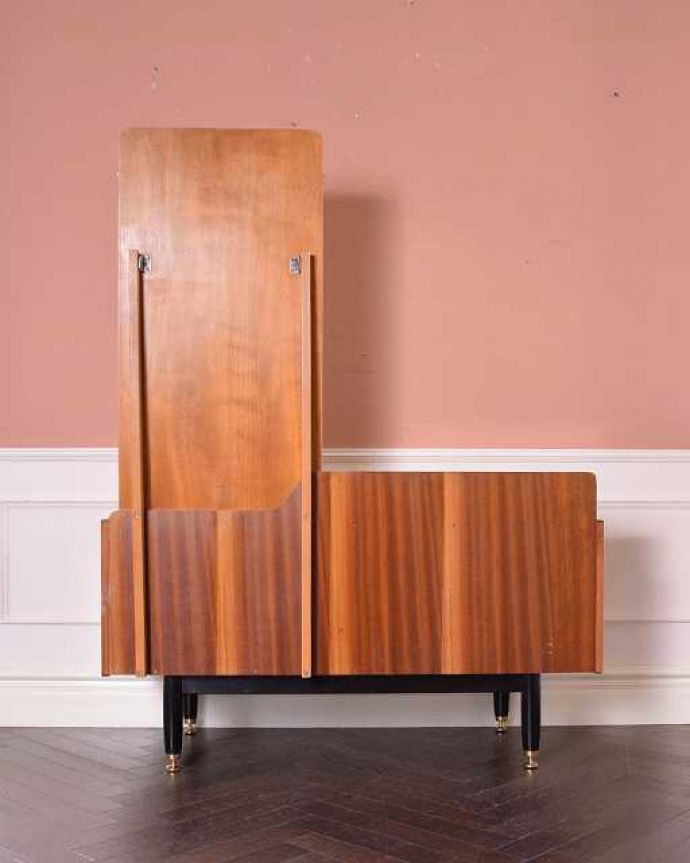 G-PLANのドレッサーの後ろ姿