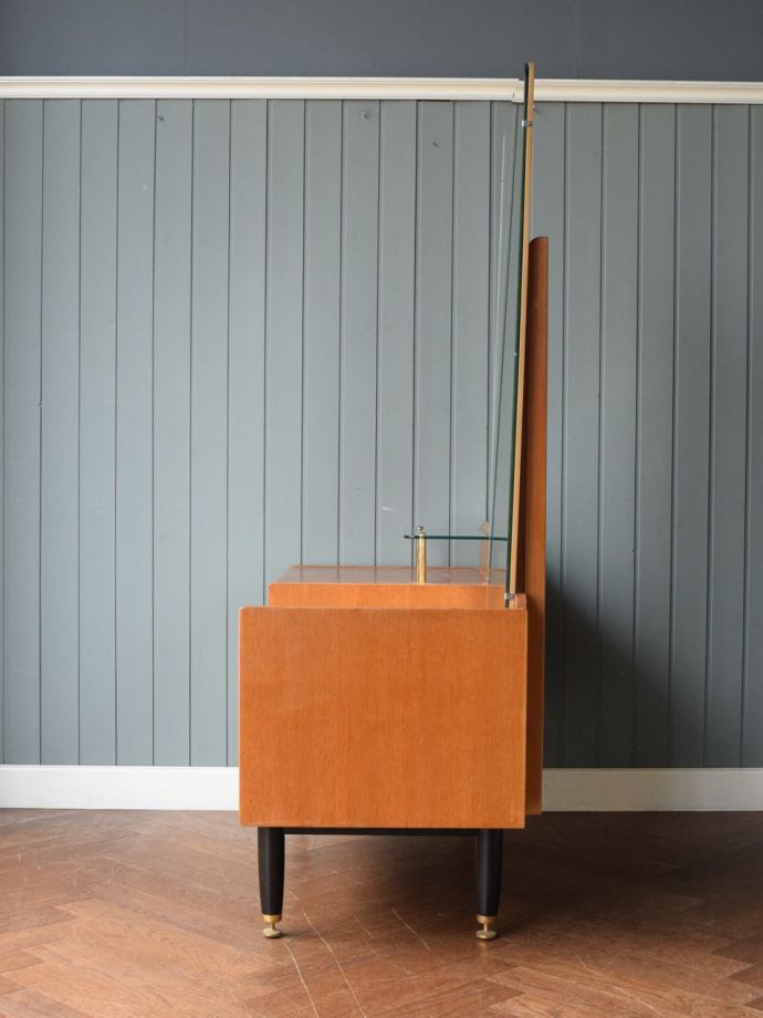 G-PLANのドレッサーの側面