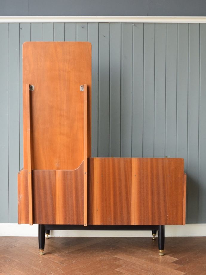 G-PLANのドレッサーの後ろ姿