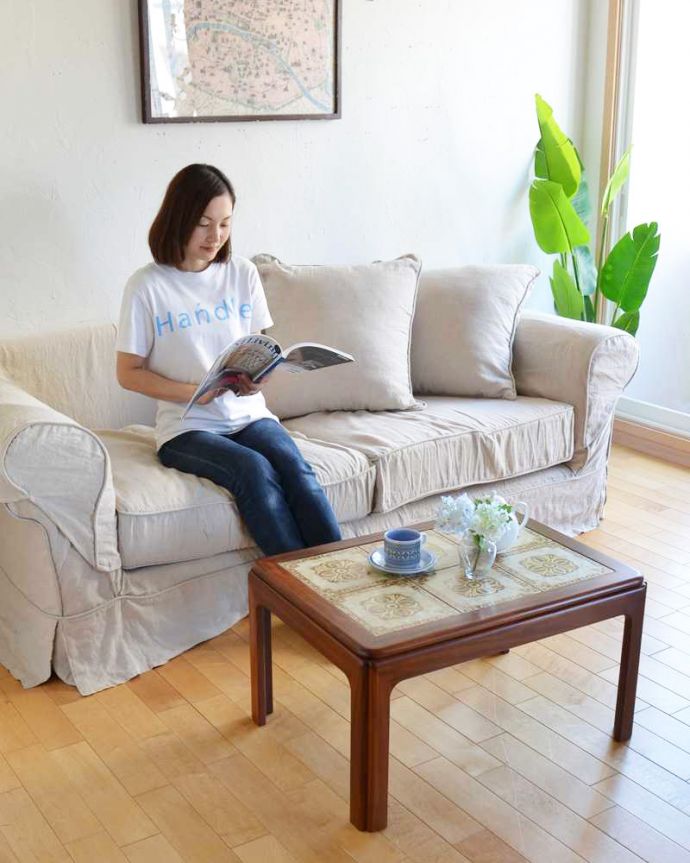 G-PLAN(Gプラン)　アンティーク家具　北欧系のアンティーク家具、お花のタイルトップが可愛いコーヒーテーブル（G-PLAN） 。スマートなカッコよさが人気のヒミツ北欧デザインのコーヒーテーブルは見た目のカッコよさと、どんなお部屋にも似合っちゃうシンプルなデザインが人気です。(k-2132-f)