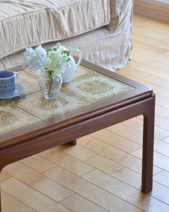 G-PLAN(Gプラン)　アンティーク家具　北欧系のアンティーク家具、お花のタイルトップが可愛いコーヒーテーブル（G-PLAN） 。クールな表情の中に感じられるぬくもり･･･ヴィンテージの家具は一見クールな表情。(k-2132-f)