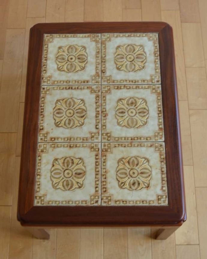 G-PLAN(Gプラン)　アンティーク家具　北欧系のアンティーク家具、お花のタイルトップが可愛いコーヒーテーブル（G-PLAN） 。上から見るとこんな感じ。(k-2132-f)