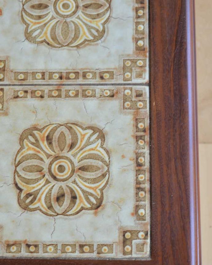 G-PLAN(Gプラン)　アンティーク家具　北欧系のアンティーク家具、お花のタイルトップが可愛いコーヒーテーブル（G-PLAN） 。近づいて見てみると･･･天板を近くで見て下さい。(k-2132-f)