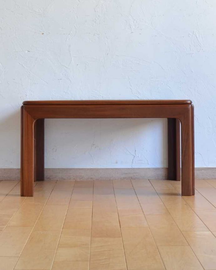 G-PLAN(Gプラン)　アンティーク家具　北欧系のアンティーク家具、お花のタイルトップが可愛いコーヒーテーブル（G-PLAN） 。横から見てみてもカッコいい！北欧スタイルのテーブルは、横から見てもやっぱりスマートでカッコいいんです。(k-2132-f)