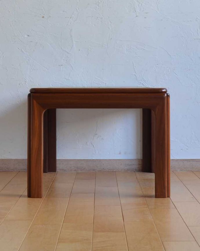 G-PLAN(Gプラン)　アンティーク家具　北欧系のアンティーク家具、お花のタイルトップが可愛いコーヒーテーブル（G-PLAN） 。360度、どこから見てもカッコいい！アンティークは新品ではないので、もちろん経年変化によるキズはありますが、専門の職人がしっかりお直しをしているので、どの角度から見てもキレイです。(k-2132-f)