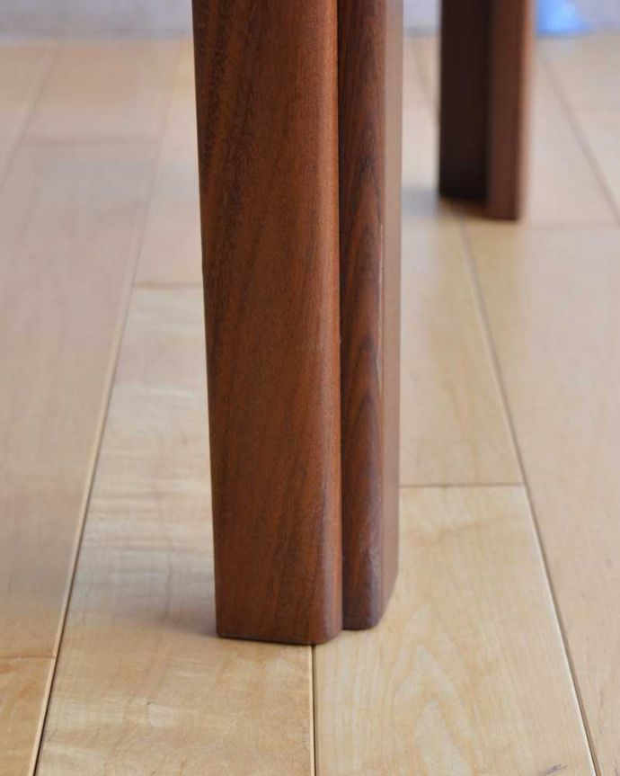 G-PLAN(Gプラン)　アンティーク家具　北欧系のアンティーク家具、お花のタイルトップが可愛いコーヒーテーブル（G-PLAN） 。持ち上げなくても移動できます！Handleのアンティークは、脚の裏にフェルトキーパーをお付けしていますので、床を滑らせてれば移動が簡単です。(k-2132-f)