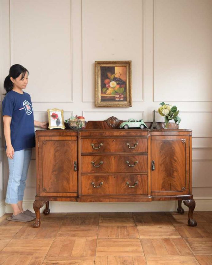 サイドボード　アンティーク家具　マホガニー材の美しい木目にうっとり･･･英国アンティークのサイドボード。気品のある大人の佇まいが優雅なサイドボード木目の美しさが際立つ大人のサイドボード。(k-2133-f)