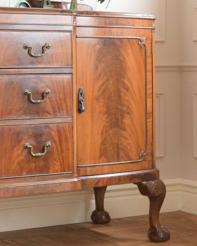 サイドボード　アンティーク家具　マホガニー材の美しい木目にうっとり･･･英国アンティークのサイドボード。アンティークだから手に入れることが出来る素材感今の時代、なかなか手に入れることが出来ない木目の美しさにうっとり。(k-2133-f)