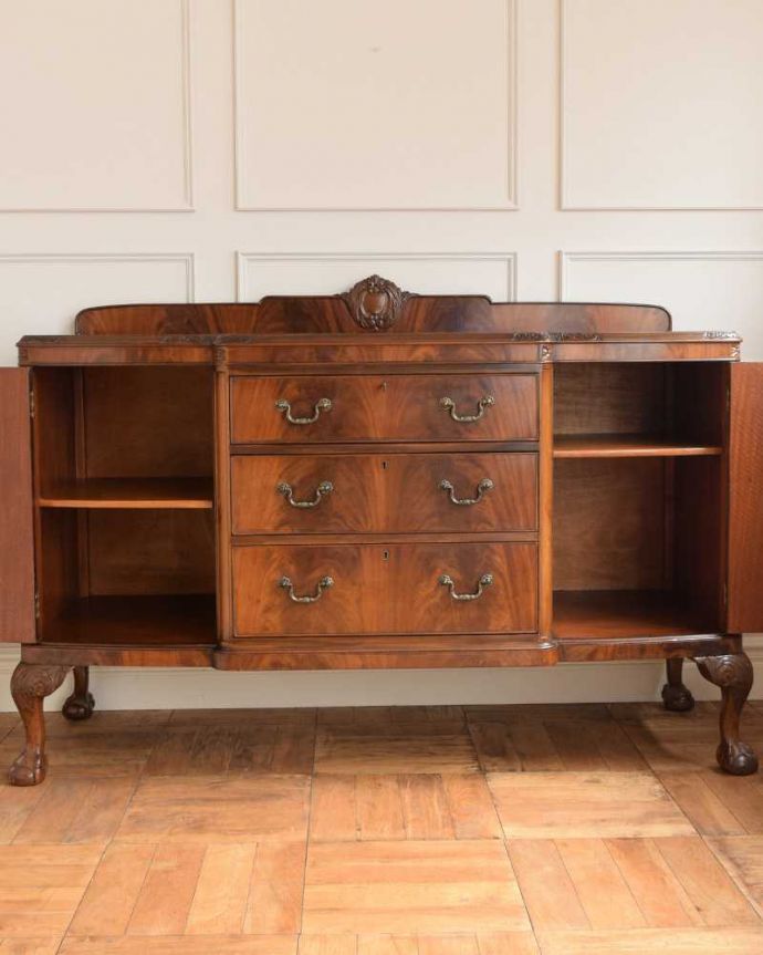 サイドボード　アンティーク家具　マホガニー材の美しい木目にうっとり･･･英国アンティークのサイドボード。扉の奥にはたっぷりの収納。(k-2133-f)