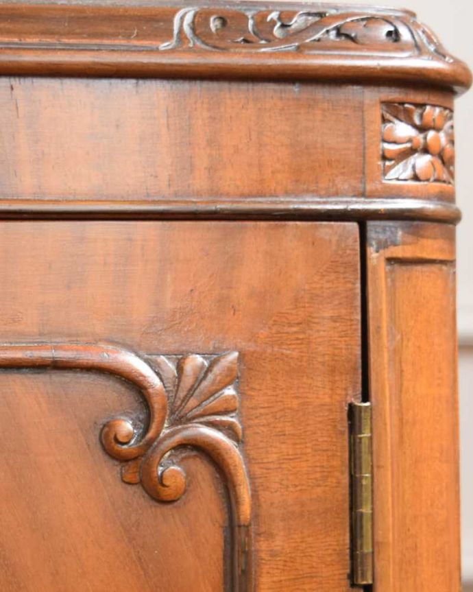 サイドボード　アンティーク家具　マホガニー材の美しい木目にうっとり･･･英国アンティークのサイドボード。惚れ惚れするような美しさとっても堅い無垢材に一体どうやって彫っていったんでしょう？アンティークらしく細かい彫りを眺めているだけでうっとりしてしまいます。(k-2133-f)