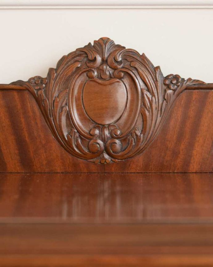 サイドボード　アンティーク家具　マホガニー材の美しい木目にうっとり･･･英国アンティークのサイドボード。至る所に繊細な彫いろんな彫のデザインがありますが、個人的に美しいと思える女性らしく優雅なデザインを選んできました。(k-2133-f)
