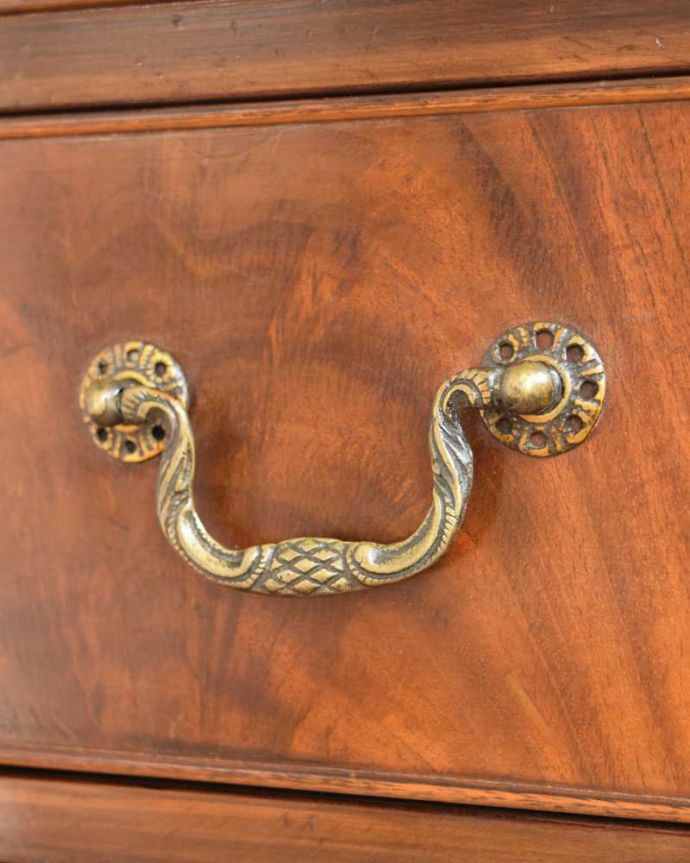 サイドボード　アンティーク家具　マホガニー材の美しい木目にうっとり･･･英国アンティークのサイドボード。取っ手にまでアンティークらしさ時間の流れが感じられる凝ったデザインの味わい深い取っ手。(k-2133-f)