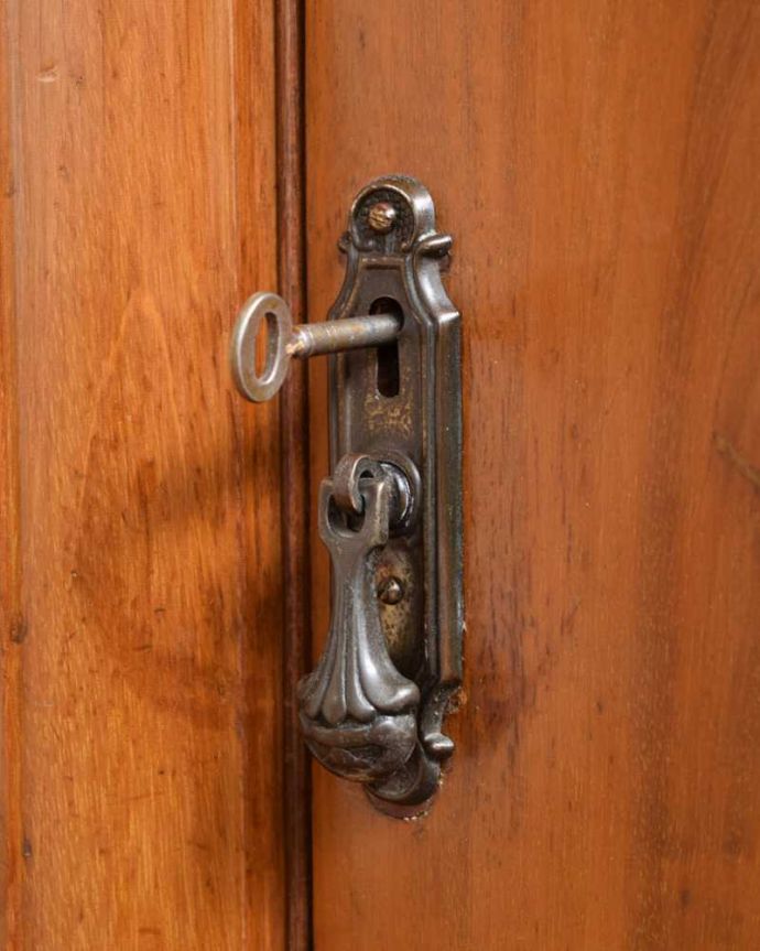 サイドボード　アンティーク家具　マホガニー材の美しい木目にうっとり･･･英国アンティークのサイドボード。アンティークらしい素敵な取っ手デザインが美しい取っ手。(k-2133-f)