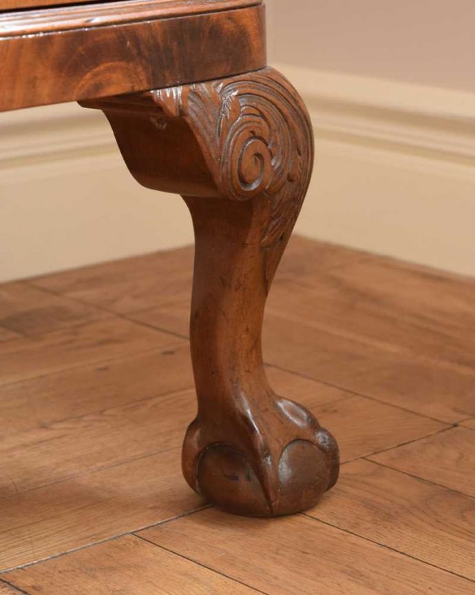 サイドボード　アンティーク家具　マホガニー材の美しい木目にうっとり･･･英国アンティークのサイドボード。女性1人でラクラク運べちゃう仕掛けHandleのアンティークは、脚の裏にフェルトキーパーをお付けしています。(k-2133-f)