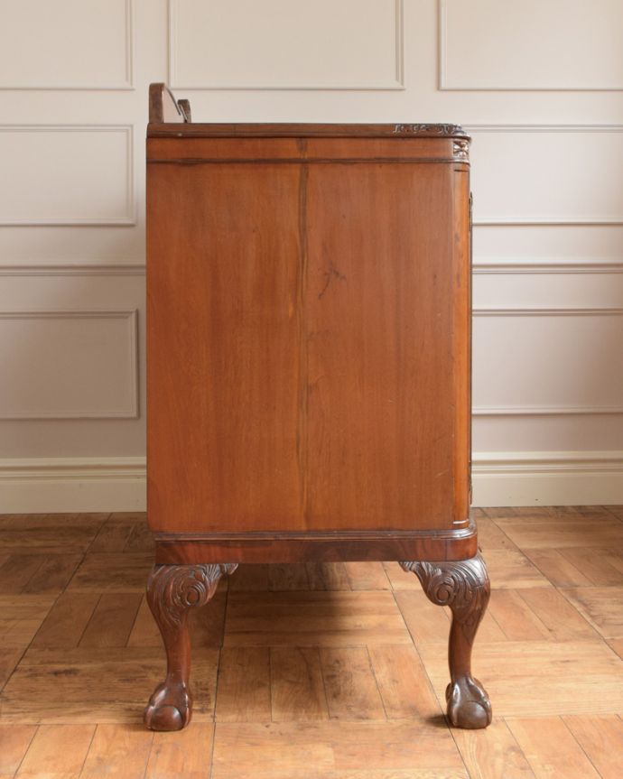 サイドボード　アンティーク家具　マホガニー材の美しい木目にうっとり･･･英国アンティークのサイドボード。もちろん横から見てもステキ横顔にだって妥協しません。(k-2133-f)