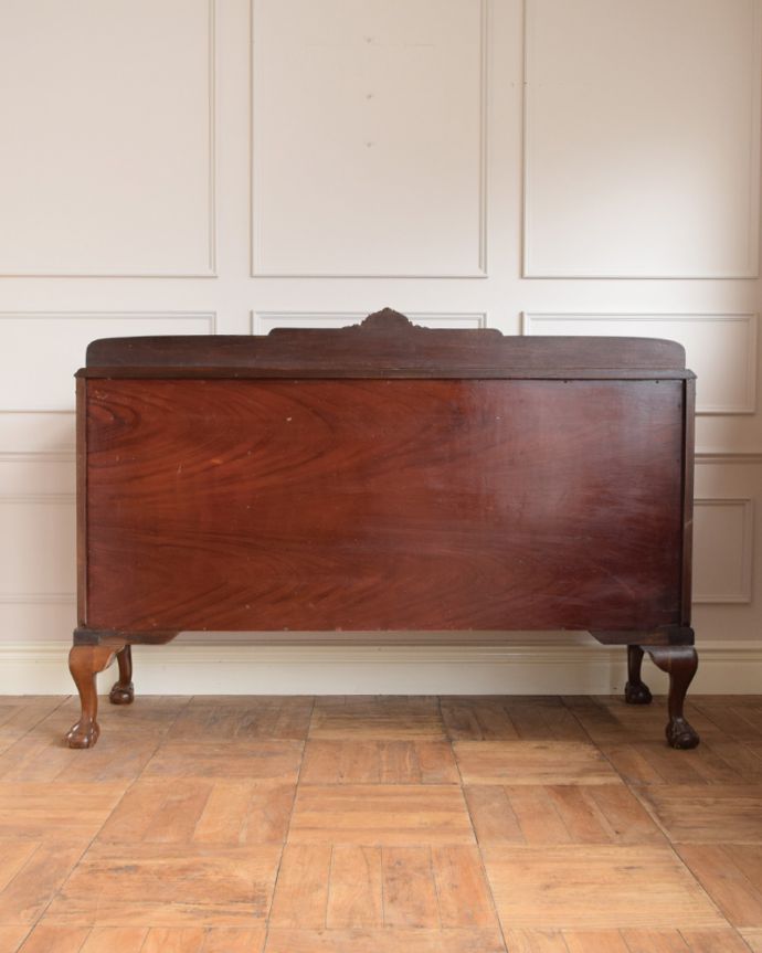 サイドボード　アンティーク家具　マホガニー材の美しい木目にうっとり･･･英国アンティークのサイドボード。さらに後ろ姿もチェックアンティークは新品ではないので、もちろん経年変化によるキズはありますが、専門の職人がキレイに修復しました。(k-2133-f)