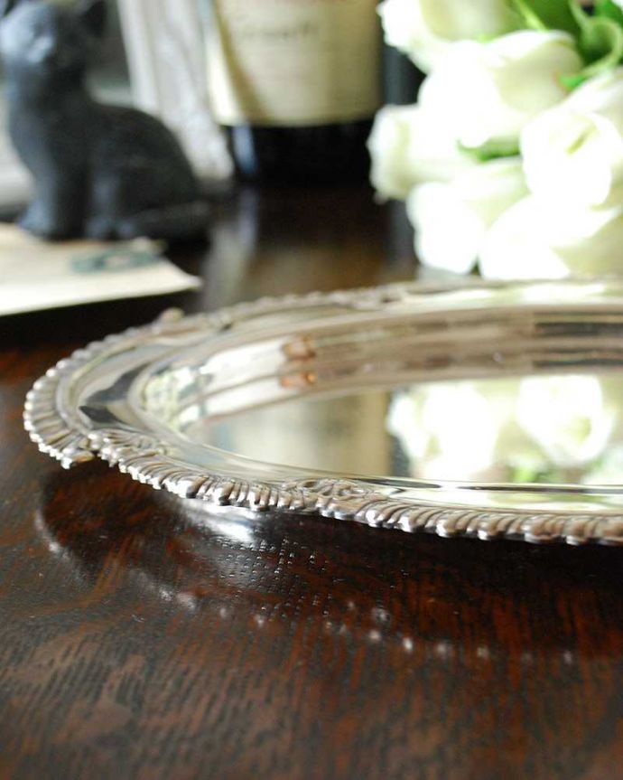 アンティーク 真鍮の雑貨 アンティーク雑貨 英国の銀食器、アンティークのシルバートレイ。縁どりには繊細で上品な装飾が入っています。(k-2133-z)