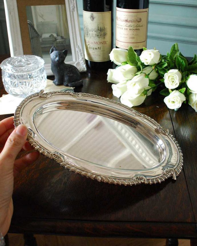 アンティーク 真鍮の雑貨 アンティーク雑貨 英国の銀食器、アンティークのシルバートレイ。アンティークなので多少のキズ・汚れがある場合があります。(k-2133-z)