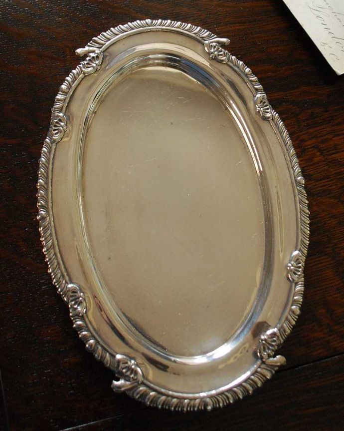 アンティーク 真鍮の雑貨 アンティーク雑貨 英国の銀食器、アンティークのシルバートレイ。置くだけで優雅で特別なテーブルコーディネートが完成です。(k-2133-z)