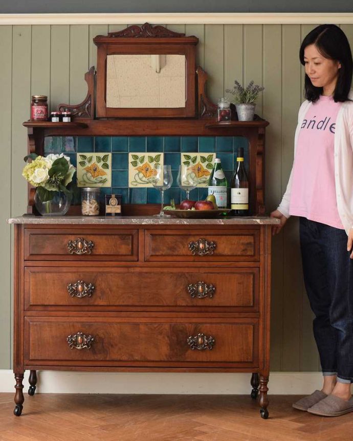 サイドボード　アンティーク家具　タイルが美しいイギリスのアンティーク家具、大理石天板のウォッシュスタンド（ミラー付き）。アンティークでしか手に入らない贅沢なチェスト水道が発達していない時代に洗面台代わりに使われてたチェストタイプのウォッシュスタンド。(k-2134-f)