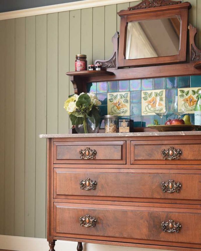 サイドボード　アンティーク家具　タイルが美しいイギリスのアンティーク家具、大理石天板のウォッシュスタンド（ミラー付き）。タイルと天然大理石の贅沢コラボ洗面器を置いて顔を洗って、引き出しからタオルを･･･そんな風に使われていた家具の天板には、水がこぼれてもいいように天然大理石とタイルの贅沢な素材が使われています。(k-2134-f)