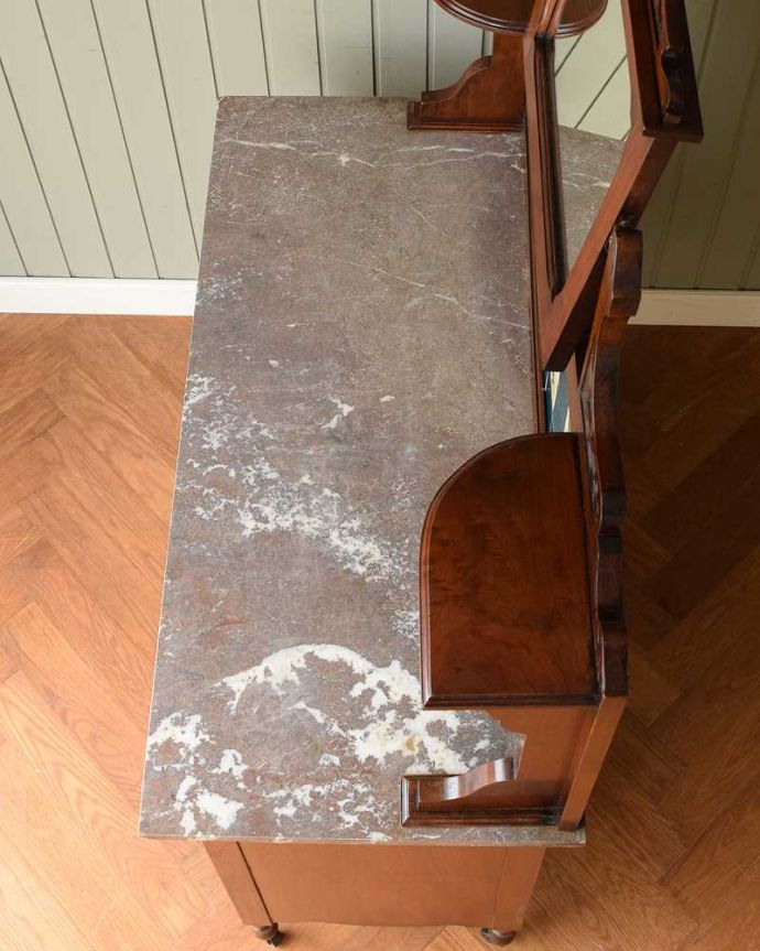 サイドボード　アンティーク家具　タイルが美しいイギリスのアンティーク家具、大理石天板のウォッシュスタンド（ミラー付き）。天然の大理石が使われた贅沢な天板やっぱり天然の大理石はいつの時代も女性の憧れ。(k-2134-f)