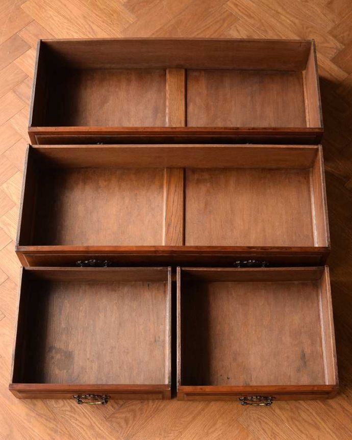 サイドボード　アンティーク家具　タイルが美しいイギリスのアンティーク家具、大理石天板のウォッシュスタンド（ミラー付き）。タオルやリネンが入っていた引き出し顔や手を洗って、引き出しの中からタオルを取り出して使っていたチェストタイプのウォッシュスタンド。(k-2134-f)