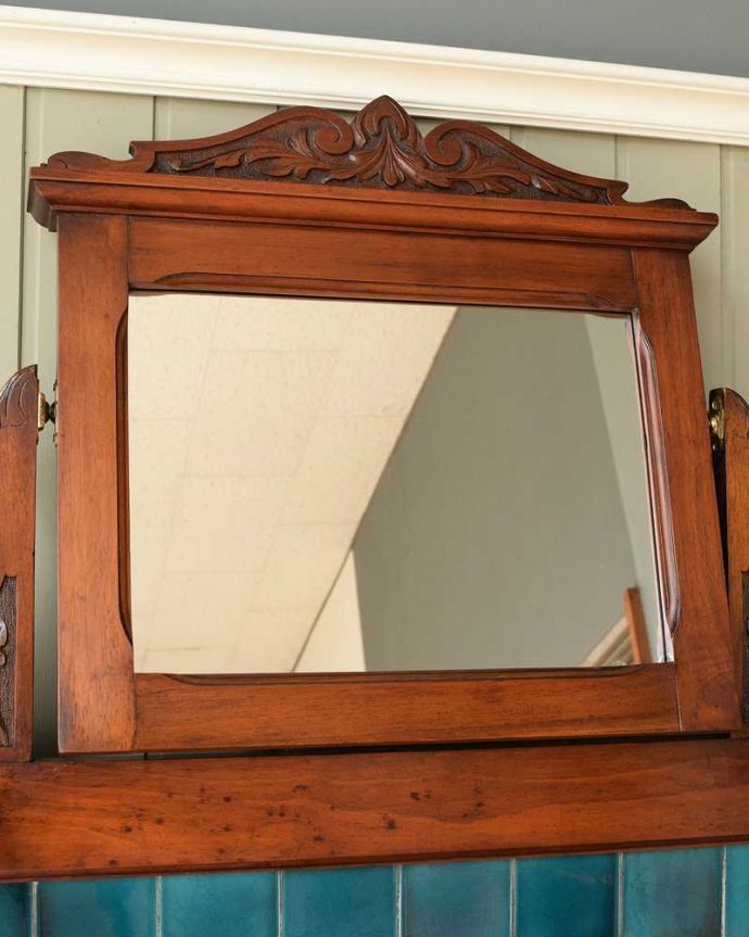 サイドボード　アンティーク家具　タイルが美しいイギリスのアンティーク家具、大理石天板のウォッシュスタンド（ミラー付き）。キラッと輝くアンティークのミラーアンティークの鏡はとても分厚いのでカッティングがキレイです。(k-2134-f)