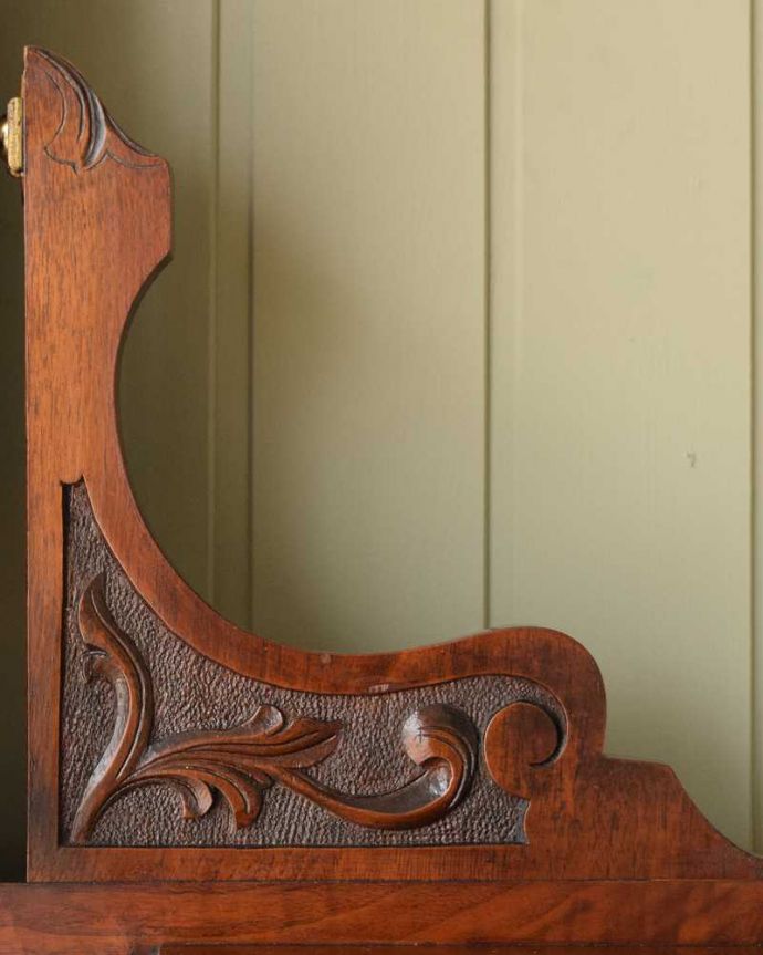 サイドボード　アンティーク家具　タイルが美しいイギリスのアンティーク家具、大理石天板のウォッシュスタンド（ミラー付き）。惚れ惚れするような美しさとっても堅い無垢材に一体どうやって彫っていったんでしょう？アンティークらしく細かい彫りを眺めているだけでうっとりしてしまいます。(k-2134-f)