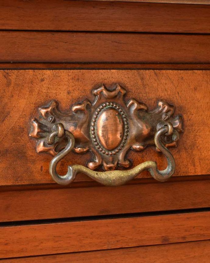 サイドボード　アンティーク家具　タイルが美しいイギリスのアンティーク家具、大理石天板のウォッシュスタンド（ミラー付き）。開ける度にワクワク･･･引き出しの取っ手も可愛いデザイン。(k-2134-f)