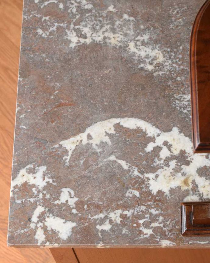 サイドボード　アンティーク家具　タイルが美しいイギリスのアンティーク家具、大理石天板のウォッシュスタンド（ミラー付き）。コンディションもバッチリ！天然石はコンディションが一番大事。(k-2134-f)