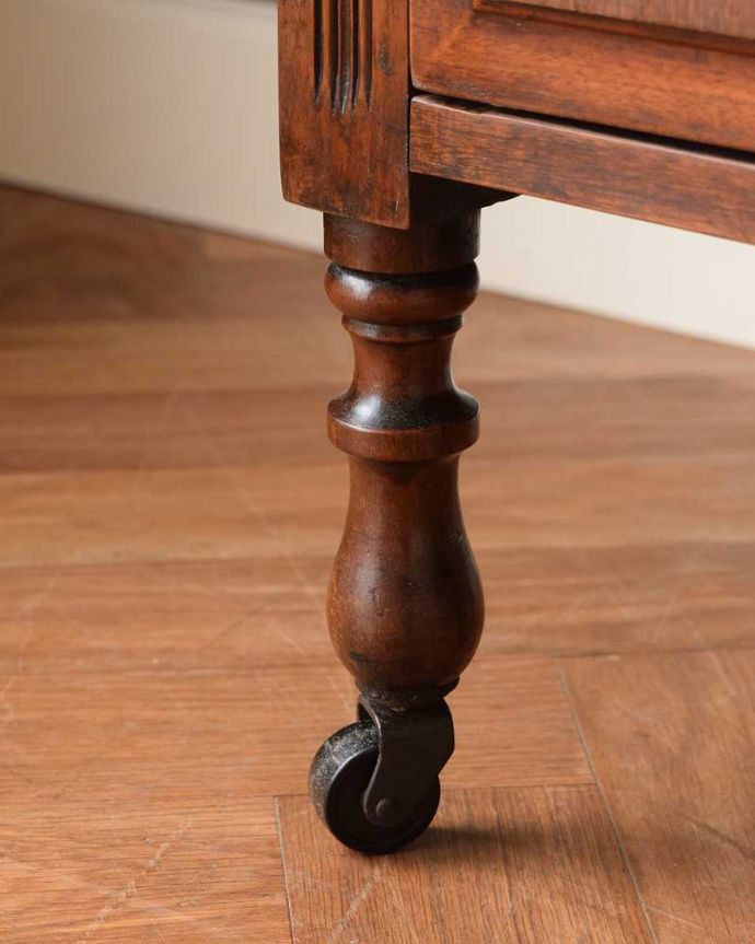 サイドボード　アンティーク家具　タイルが美しいイギリスのアンティーク家具、大理石天板のウォッシュスタンド（ミラー付き）。女性1人でラクラク運べちゃうんです足先にはキャスターも付いています。(k-2134-f)