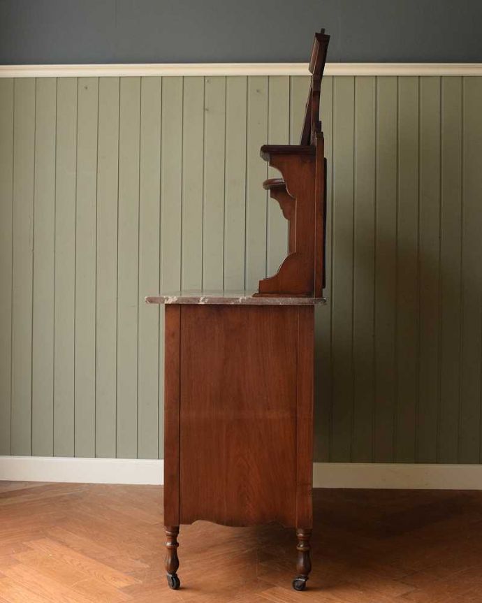 サイドボード　アンティーク家具　タイルが美しいイギリスのアンティーク家具、大理石天板のウォッシュスタンド（ミラー付き）。横から見てもステキもちろん、横から見てもキレイに仕上がっているので、いろんな場所に置いて使って下さい。(k-2134-f)