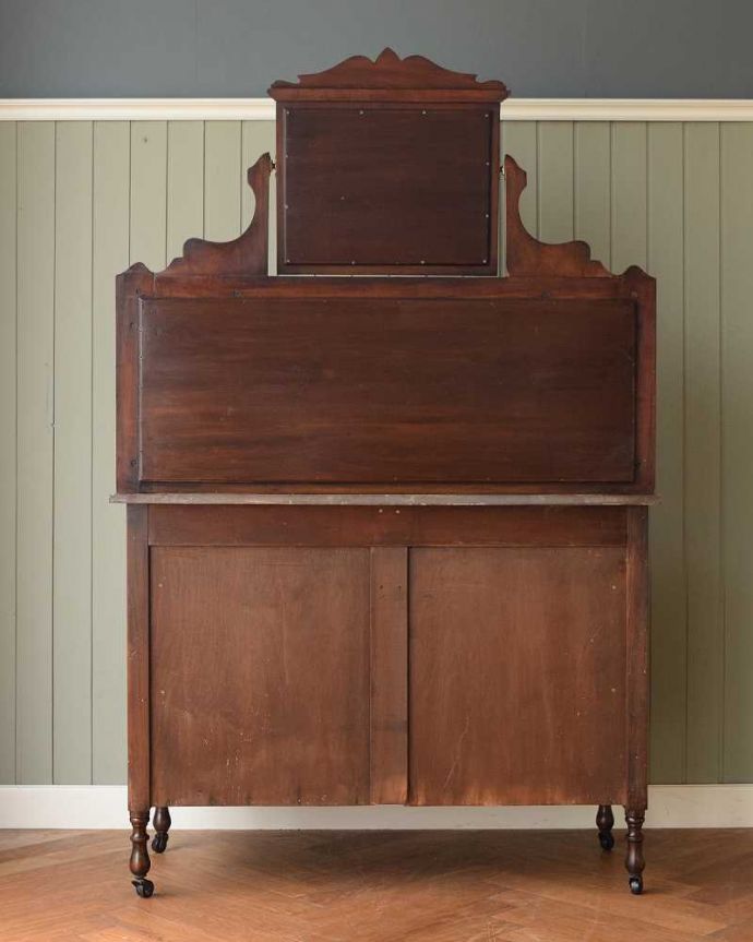 サイドボード　アンティーク家具　タイルが美しいイギリスのアンティーク家具、大理石天板のウォッシュスタンド（ミラー付き）。後ろ姿にも自信がありますアンティークは新品ではないので、経年変化によるキズはありますが、専門の職人がキレイにお直しをしているので、後姿までキレイです。(k-2134-f)