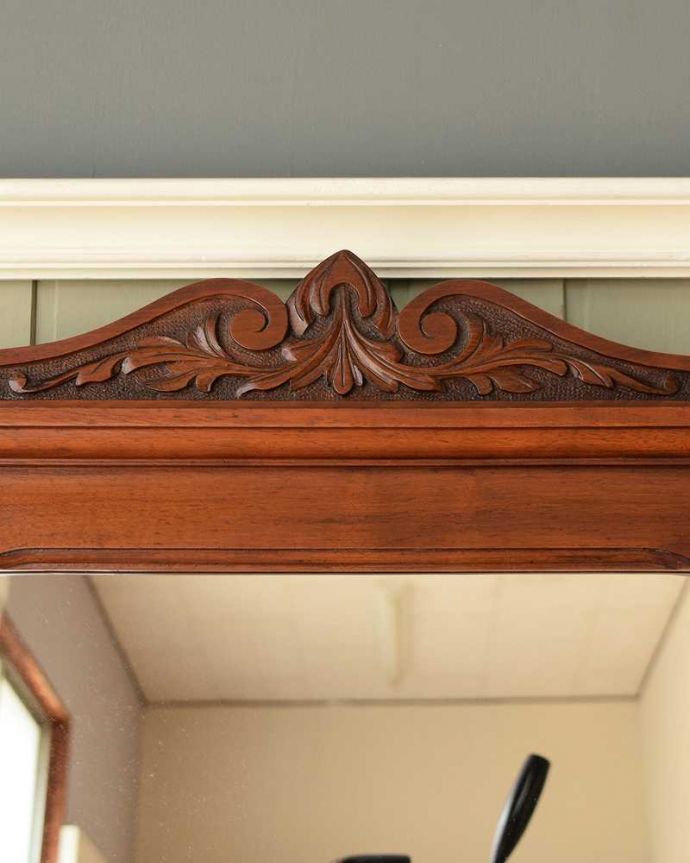 サイドボード　アンティーク家具　タイルが美しいイギリスのアンティーク家具、大理石天板のウォッシュスタンド（ミラー付き）。至る所に繊細な彫いろんな彫のデザインがありますが、個人的に美しいと思える女性らしく優雅なデザインを選んできました。(k-2134-f)