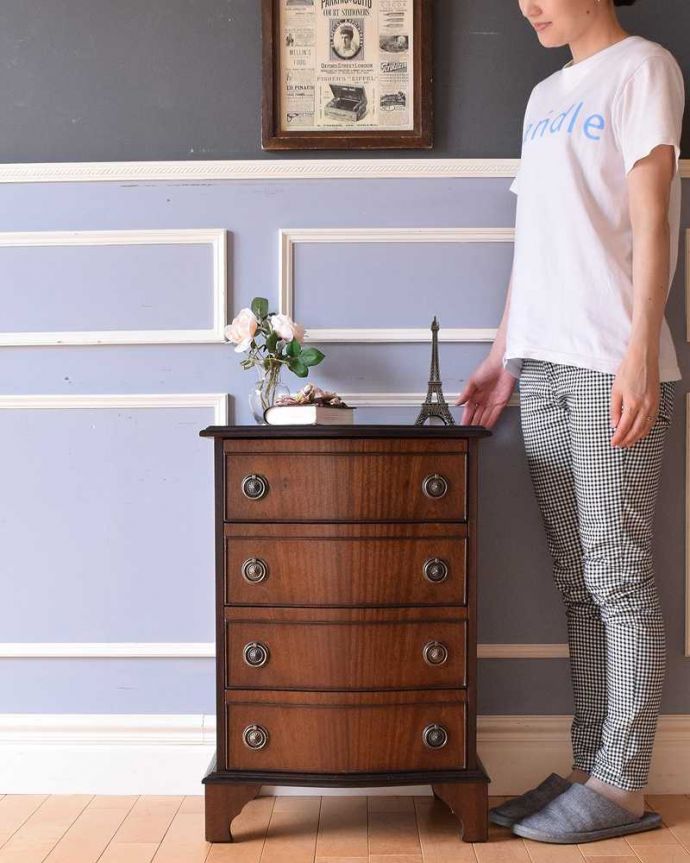 アンティークのチェスト　アンティーク家具　どこでも使えるサイズのアンティーク家具、英国デザインの木目がキレイなスモールチェスト。小さくても一人前。(k-2135-f)