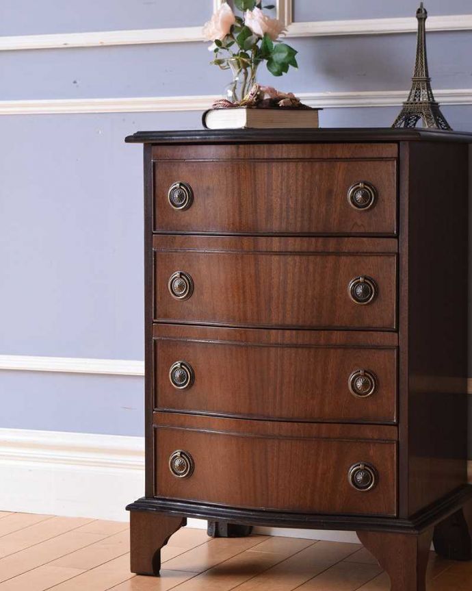 アンティークのチェスト　アンティーク家具　どこでも使えるサイズのアンティーク家具、英国デザインの木目がキレイなスモールチェスト。木目で勝負！アンティークだから手に入る素材のよさシンプルなデザインなのに惹きつけられちゃう一番の魅力は、やはり使われている素材。(k-2135-f)