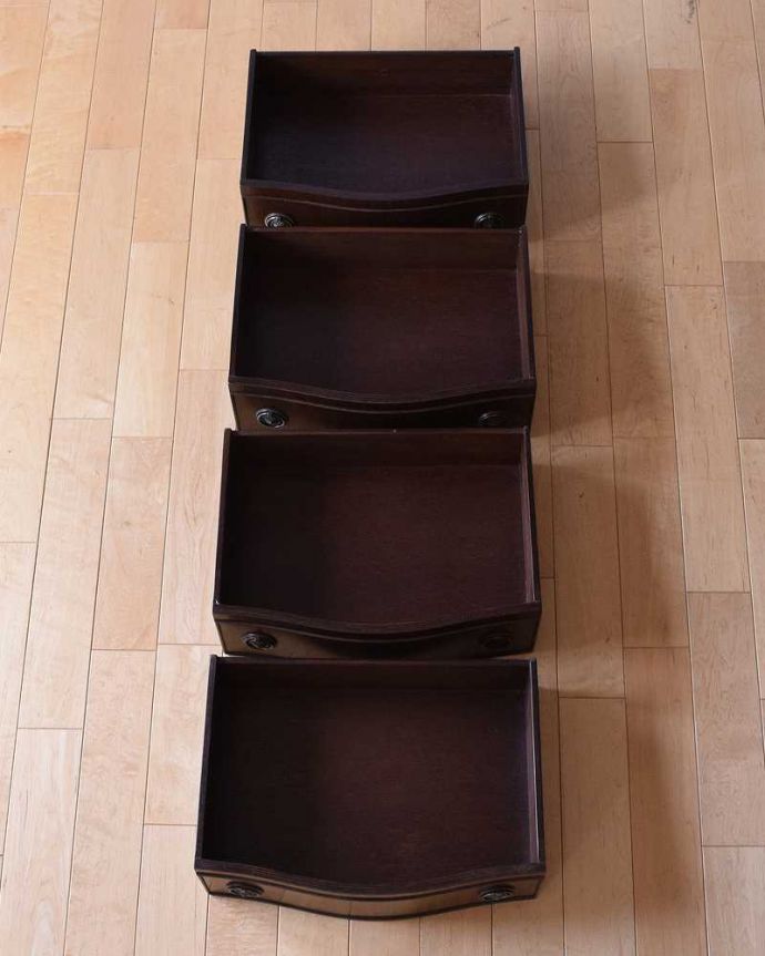 アンティークのチェスト　アンティーク家具　どこでも使えるサイズのアンティーク家具、英国デザインの木目がキレイなスモールチェスト。引き出しの中もとってもキレイですチェストで一番きになるのはやはり引き出しの中。(k-2135-f)