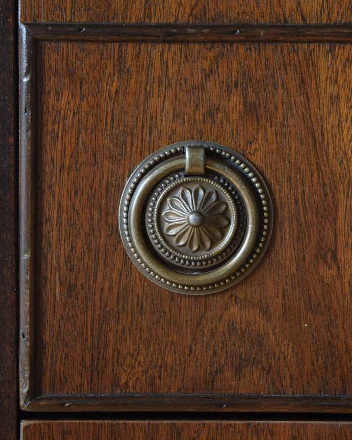 アンティークのチェスト　アンティーク家具　どこでも使えるサイズのアンティーク家具、英国デザインの木目がキレイなスモールチェスト。アンティークらしい取っ手取っ手のデザインまで高級感があるアンティーク家具。(k-2135-f)
