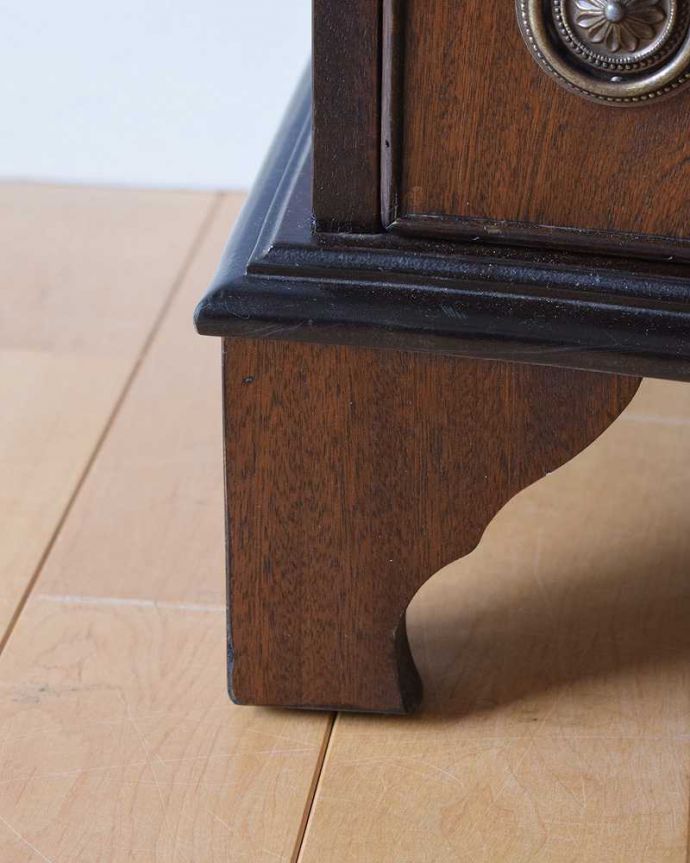アンティークのチェスト　アンティーク家具　どこでも使えるサイズのアンティーク家具、英国デザインの木目がキレイなスモールチェスト。女性1人でラクラク運べちゃう仕掛けHandleのアンティーク家具は、脚の裏にフェルトキーパーをお付けしています。(k-2135-f)