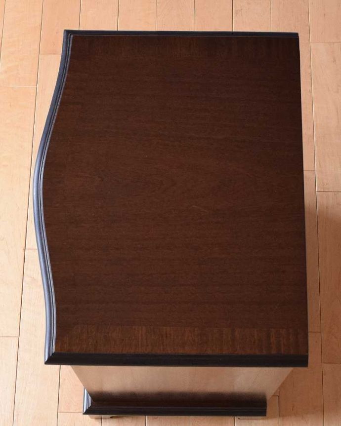 アンティークのチェスト　アンティーク家具　どこでも使えるサイズのアンティーク家具、英国デザインの木目がキレイなスモールチェスト。ピカピカに仕上げましたベッドやソファの横でモノを置いて使えるように、修復する時、天板の塗装もキレイに仕上げました。(k-2135-f)