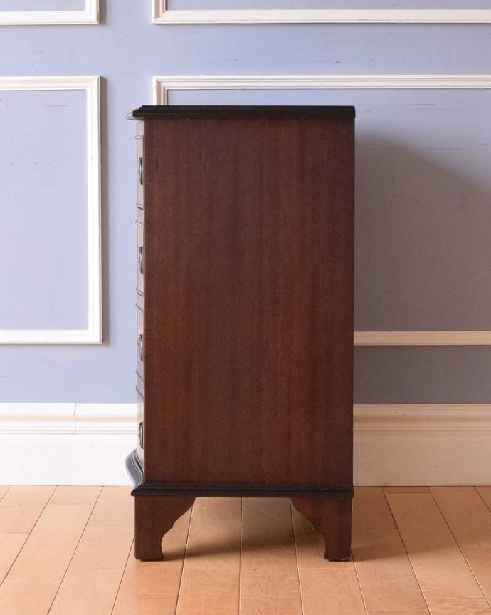 アンティークのチェスト　アンティーク家具　どこでも使えるサイズのアンティーク家具、英国デザインの木目がキレイなスモールチェスト。横から見てもキレイですもちろん、横顔だってキレイ！どこから見ても絵になります。(k-2135-f)