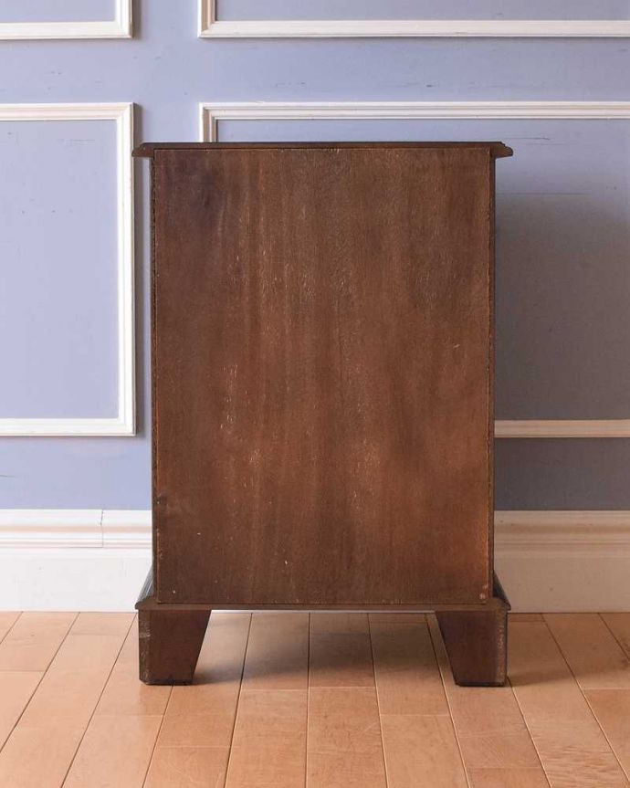 アンティークのチェスト　アンティーク家具　どこでも使えるサイズのアンティーク家具、英国デザインの木目がキレイなスモールチェスト。後ろ姿も見て下さいアンティークは新品ではないので、もちろん経年変化によるキズはありますが、専門の職人が修復しました。(k-2135-f)