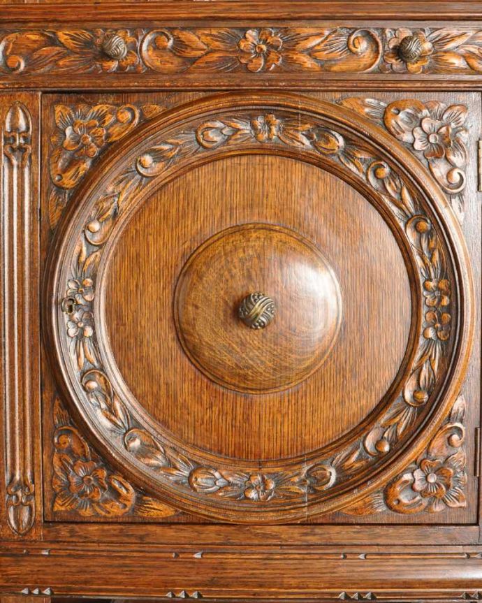 アンティークのキャビネット　アンティーク家具　重厚感たっぷりのアンティークの英国家具、彫刻が美しいサイドボード。惚れ惚れするような美しさとっても堅い無垢材に一体どうやって彫っていったんでしょう？アンティークらしく細かい彫りを眺めているだけでうっとりしてしまいます。(k-2136-f)