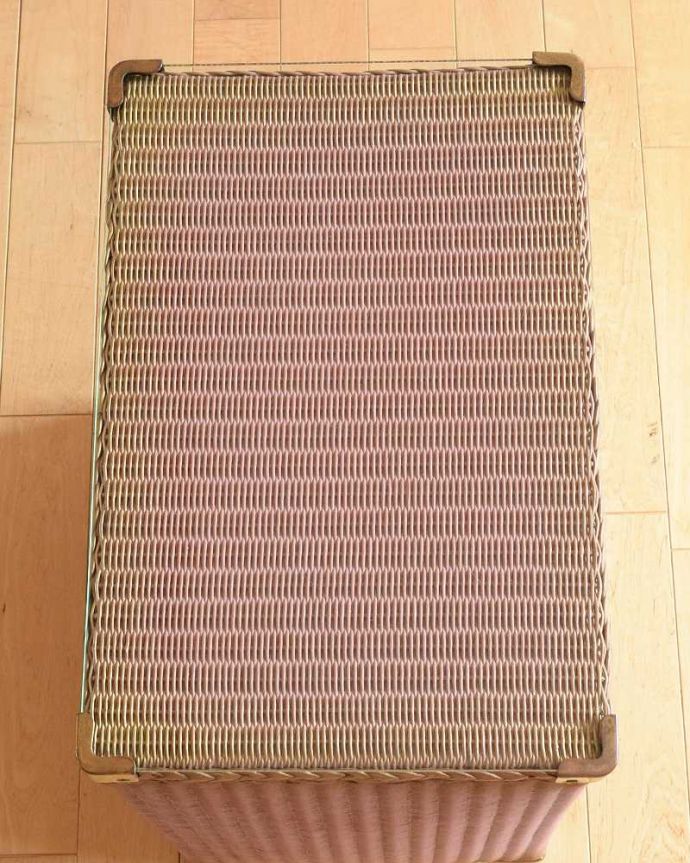 アンティーク｜ロイドルーム　アンティーク家具　イギリスのアンティーク家具、チューリップが可愛いロイドルームランドリーボックス。天板も使えます天板にものを乗せて使うことも出来ます。(k-2138-f)