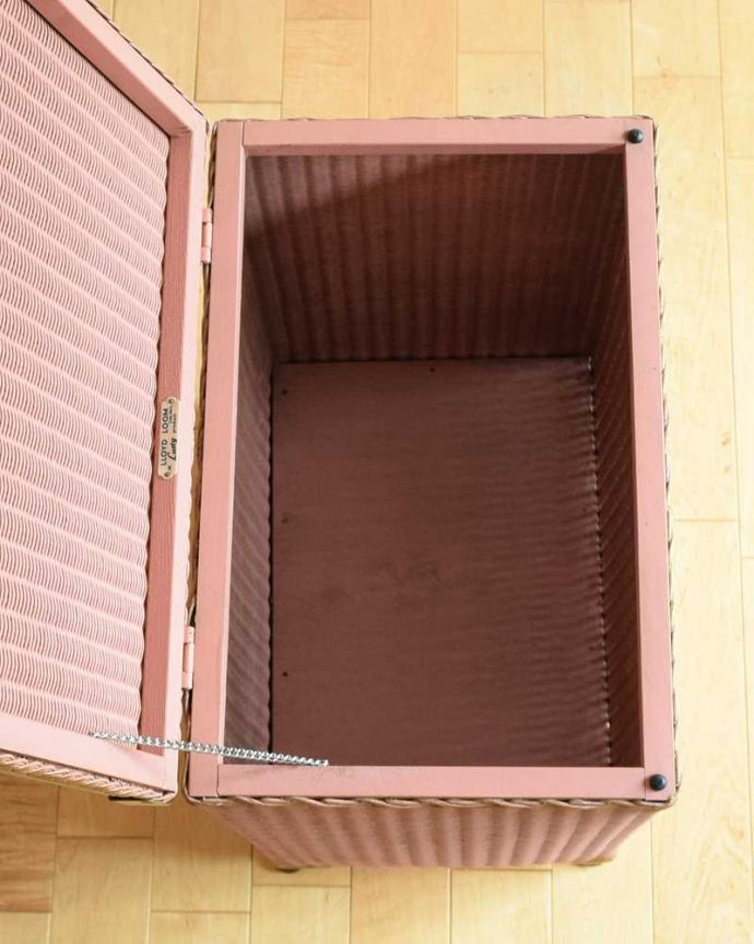 アンティーク｜ロイドルーム　アンティーク家具　イギリスのアンティーク家具、チューリップが可愛いロイドルームランドリーボックス。フタを開くと･･･中はとってもキレイに仕上げたので、リビングで散らかっている本やクッションブランケットはもちろん、ゴミ箱としても使えます。(k-2138-f)