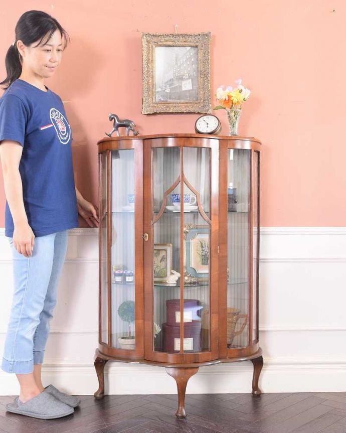 アンティークのキャビネット　アンティーク家具　イギリス輸入のウォールナット材のアンティークガラスキャビネット。どこからでも中が見える半月型のキャビネット半月型をしたハーフムーンのキャビネットは、グルっと180度、どの場所からも中が美しく見える人気のキャビネットです。(k-2139-f)