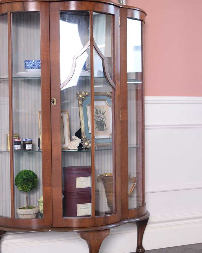 アンティークのキャビネット　アンティーク家具　イギリス輸入のウォールナット材のアンティークガラスキャビネット。ガラス越しに見るお気に入りの美しさ…アンティークのガラス扉を通して見ると、中に入れたものがキラッキラに輝いて見えるんです。(k-2139-f)