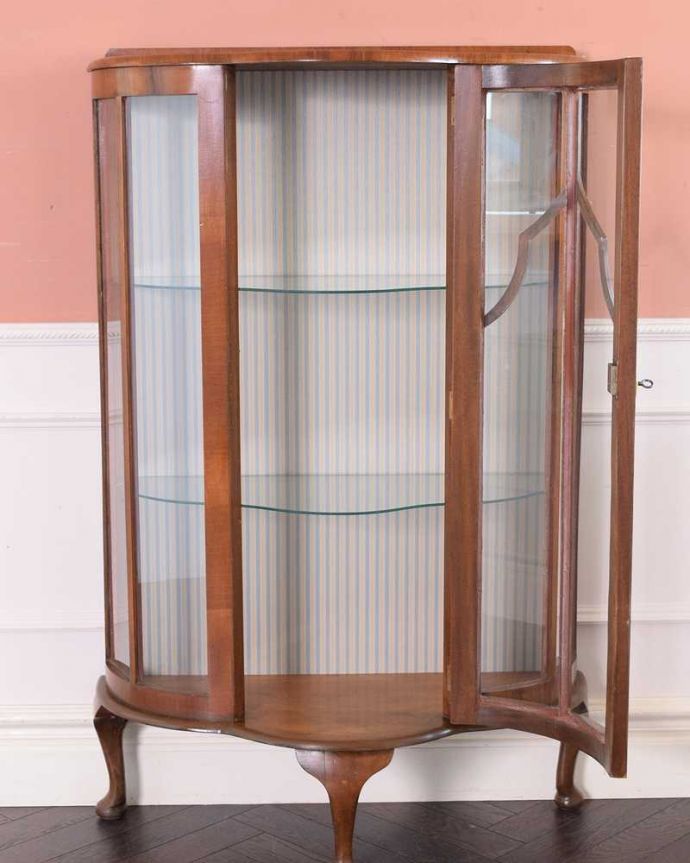 アンティークのキャビネット　アンティーク家具　イギリス輸入のウォールナット材のアンティークガラスキャビネット。扉を開けて中を見てみると…職人がキレイに修復して、背板も新しい生地に張替えました。(k-2139-f)